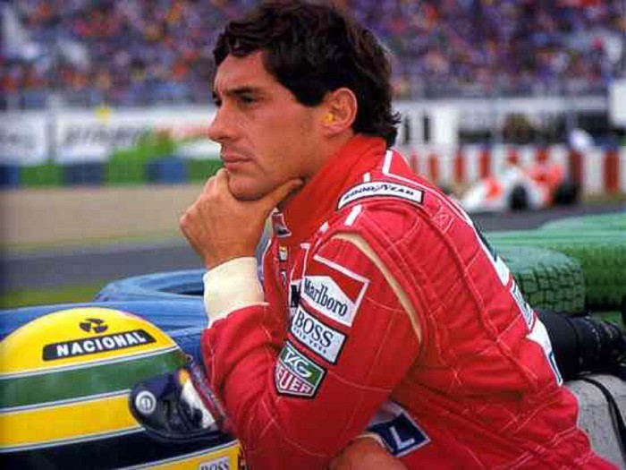 2. Ayrton Senna: Trong một cuộc đua diễn ra vào năm 1994, tai nạn đã khiến tượng đài F1 người Brazil vĩnh viễn ra đi. Xe của Senna trật khỏi đường đua và va mạnh vào tường với vận tốc 135 dặm/giờ. Bánh sau của xe bị bật tung lên và va vào mũ bảo hiểm của Senna khiến anh bị chấn thương đầu. Chính phủ Brazil quyết định 3 ngày quốc tang cho Senna, với ước tính 3 triệu người có mặt trên đường phố để đưa tiễn Senna. Alain Post, đối thủ lớn nhất của Senna, là người khiêng quan tài của anh trong đám tang. Trụ sở Honda ở Tokyo chật đầy hoa viếng ở hành lang dù Senna đã không còn thi đấu cho đội McLaren do Honda bảo trợ.
